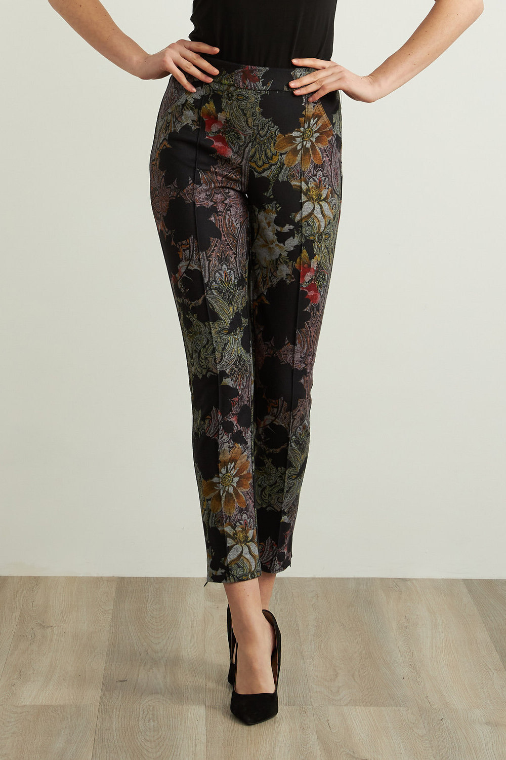Joseph Ribkoff Pantalon à motif floral et paisley modèle 213645. Noir/multi