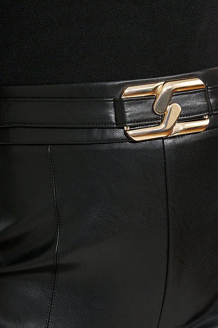 Joseph Ribkoff Pantalon en simili cuir avec boucle en m&eacute;tal Mod&egrave;le 223131. Noir. 4