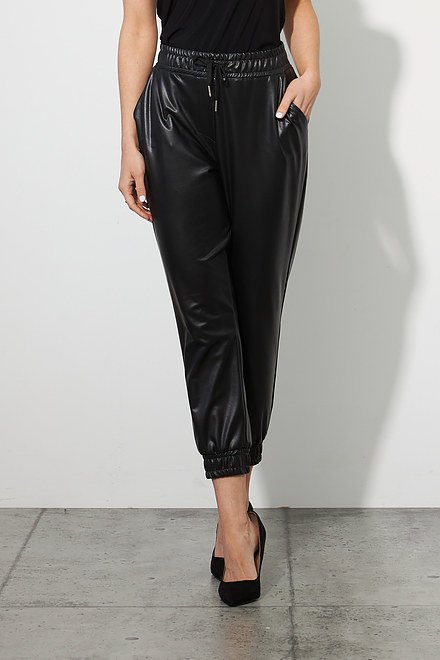 Joseph Ribkoff Pantalon sportwear en simili cuir avec cordon Mod&egrave;le 223166. Noir. 2