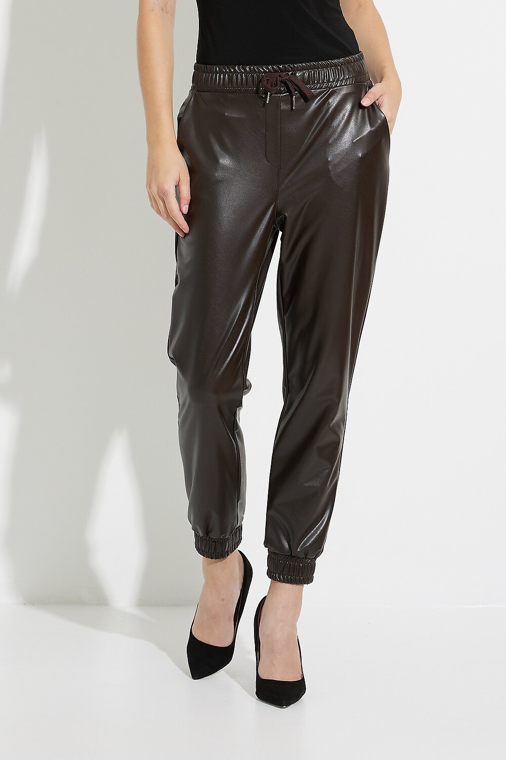 Joseph Ribkoff Pantalon sportwear en simili cuir avec cordon Modèle 223166. Mocha