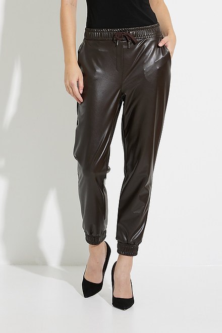 Joseph Ribkoff Pantalon sportwear en simili cuir avec cordon Mod&egrave;le 223166. Mocha