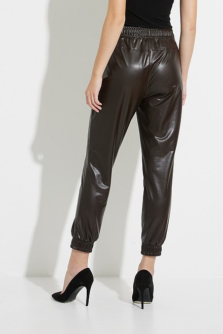 Joseph Ribkoff Pantalon sportwear en simili cuir avec cordon Mod&egrave;le 223166. Mocha. 2