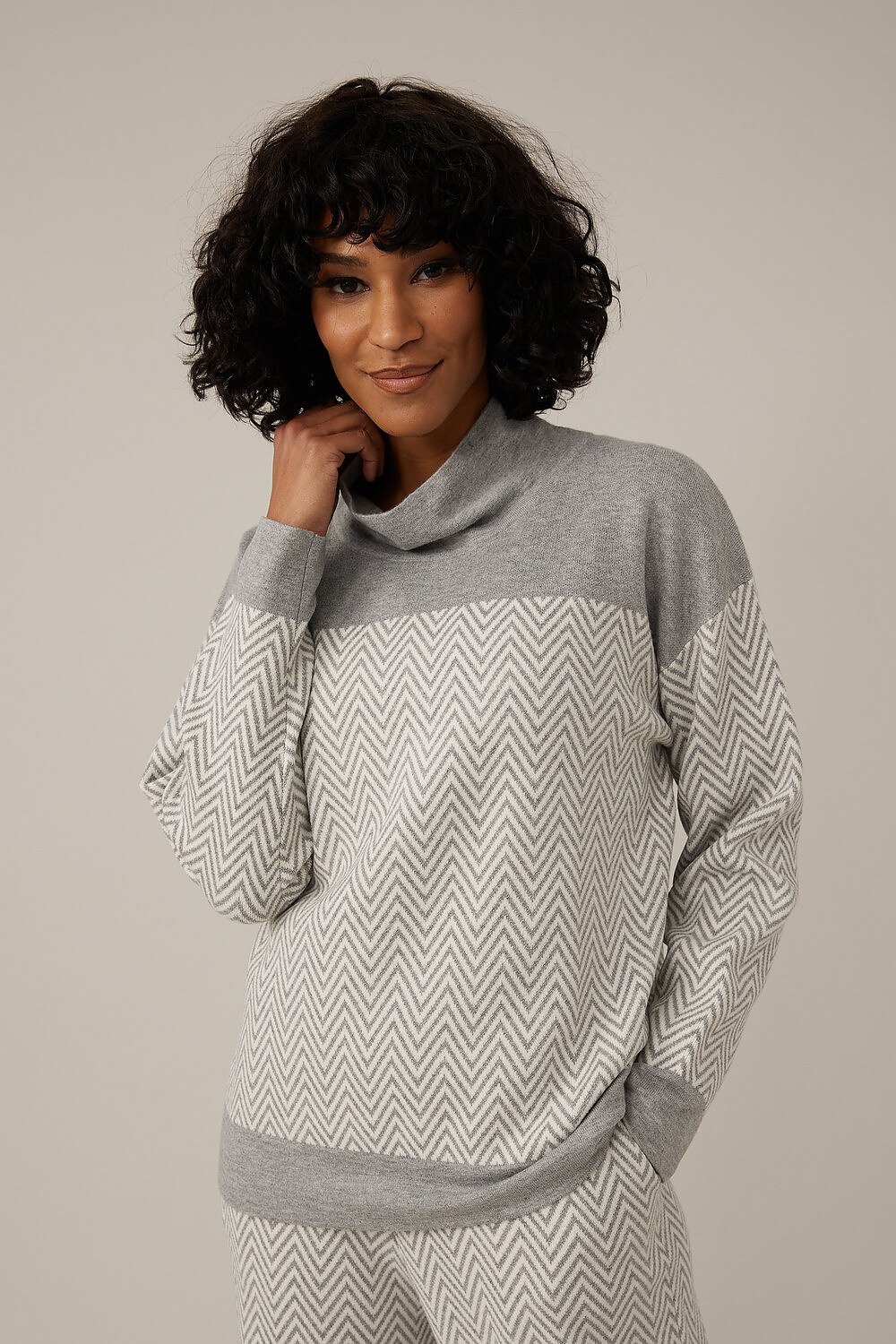 Emproved Chevron Print Sweater Style A2241. Grey Ivory 