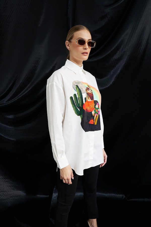 Desigual Oversize Collage Shirt Style 22WWCW15. Blanco