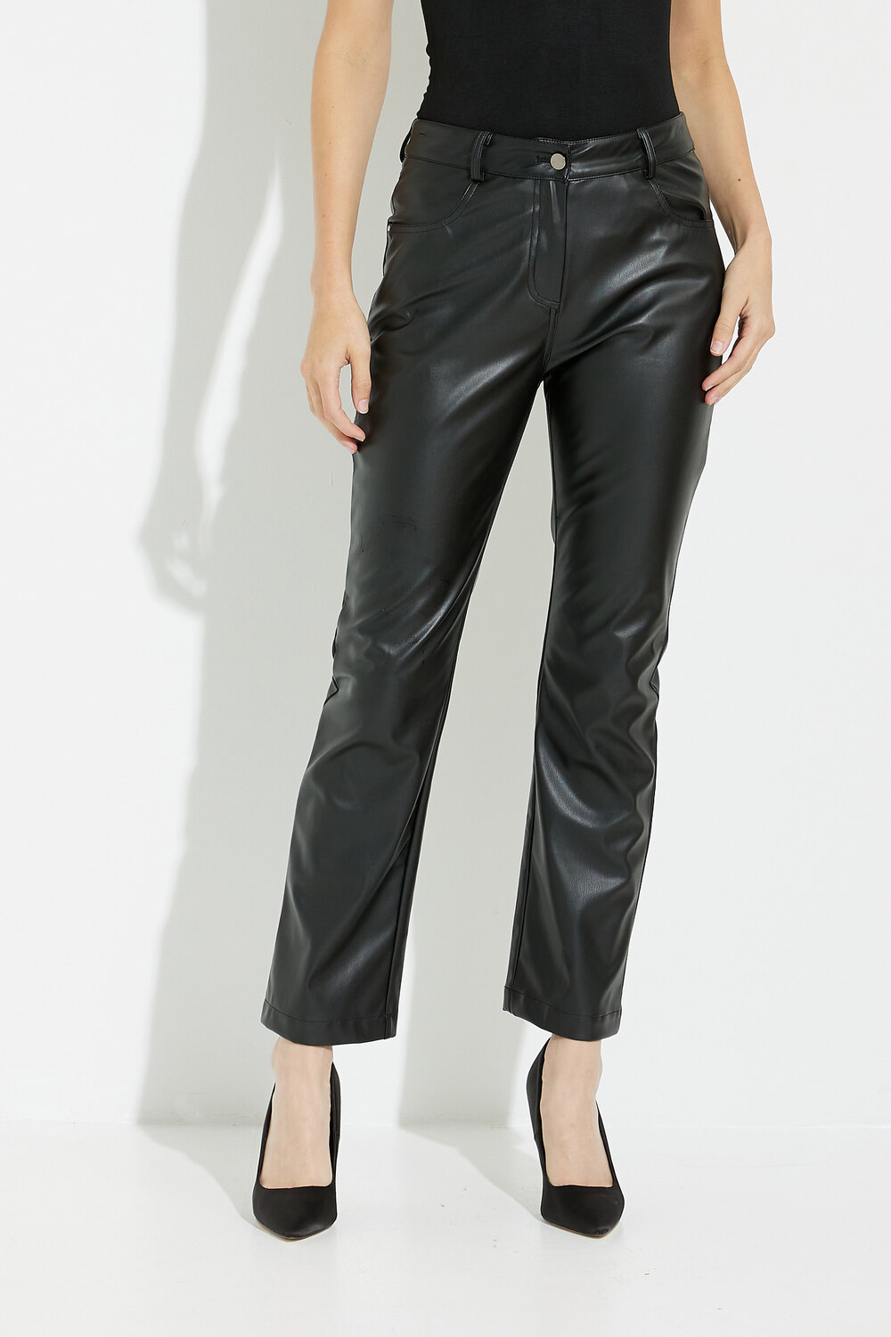 Pantalon noir en faux cuir modèle A40069. Noir