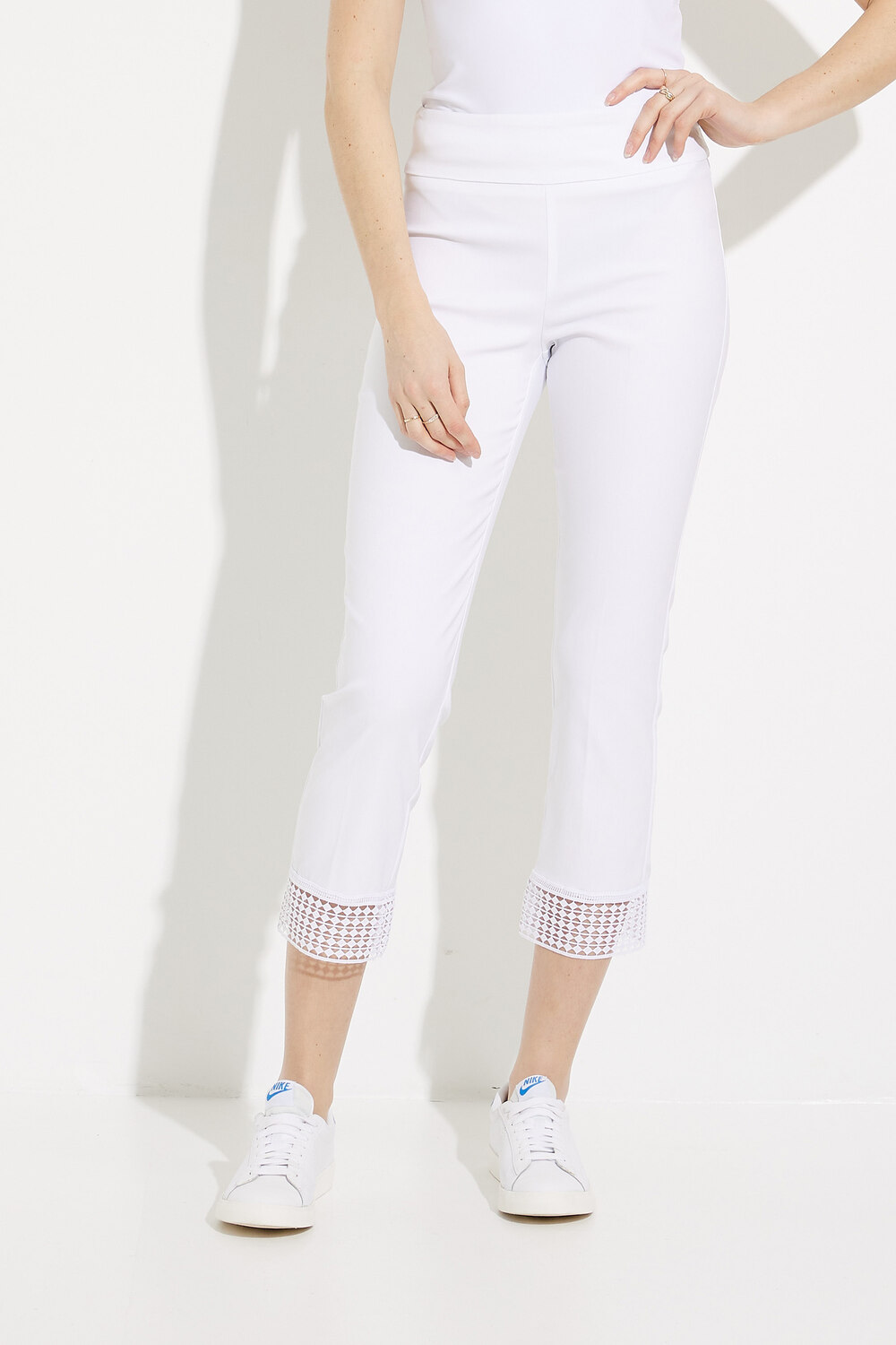 Pantalon coupe courte Modèle 232249 . Blanc