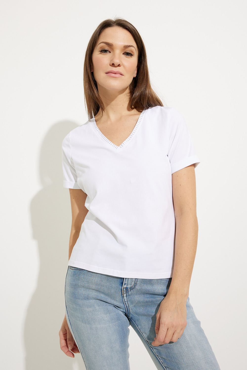 T-shirt uni avec col en v modèle A41125. Blanc