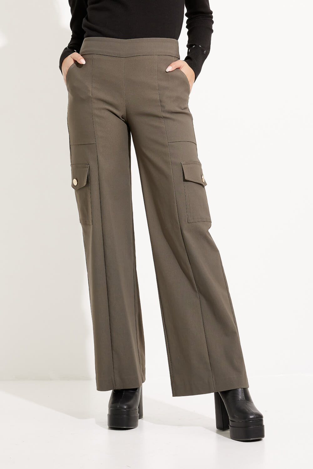Pantalon bootcut modèle 233219. Avocat