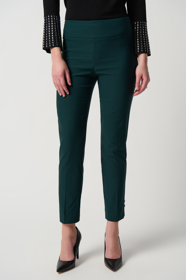 Pantalon avec strass Mod&egrave;le 234072. Alpine Green