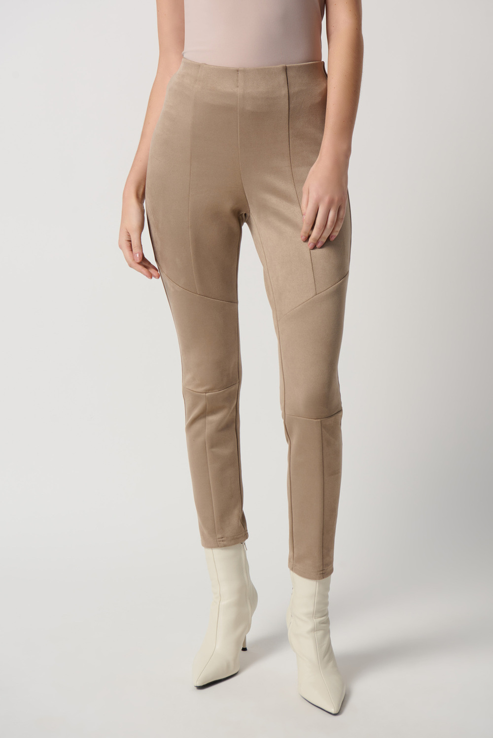 Pantalon minimaliste modèle 234234. Latte