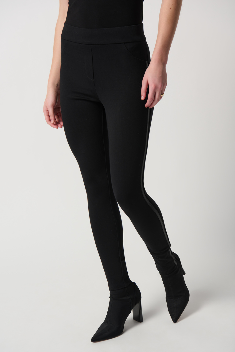 Pantalon style legging modèle 234236. Noir