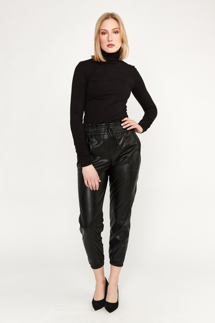 Pantalon droit en faux-cuir Modèle P4575. Noir