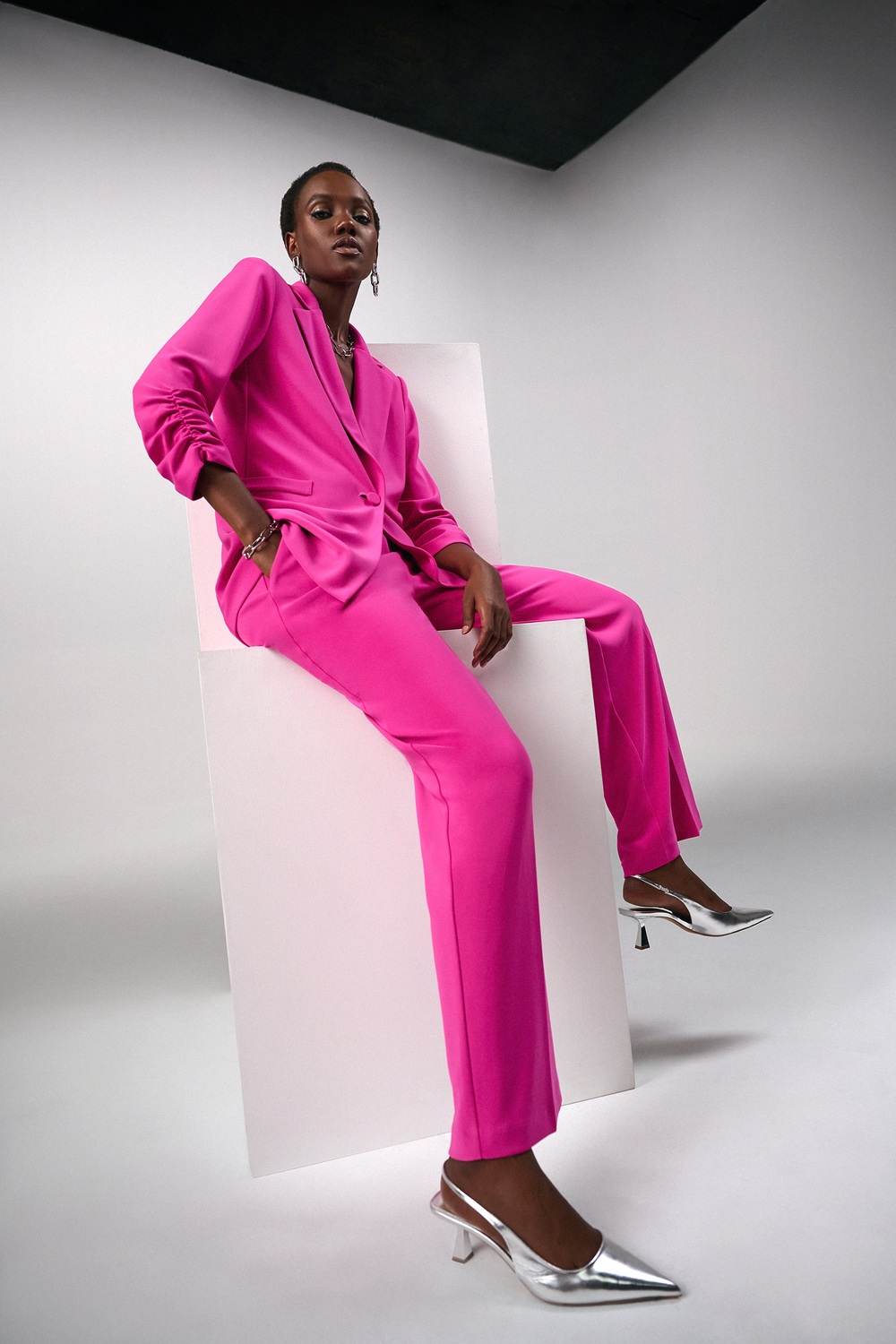Pantalon de tailleur plissé modèle 241095. Ultra Pink