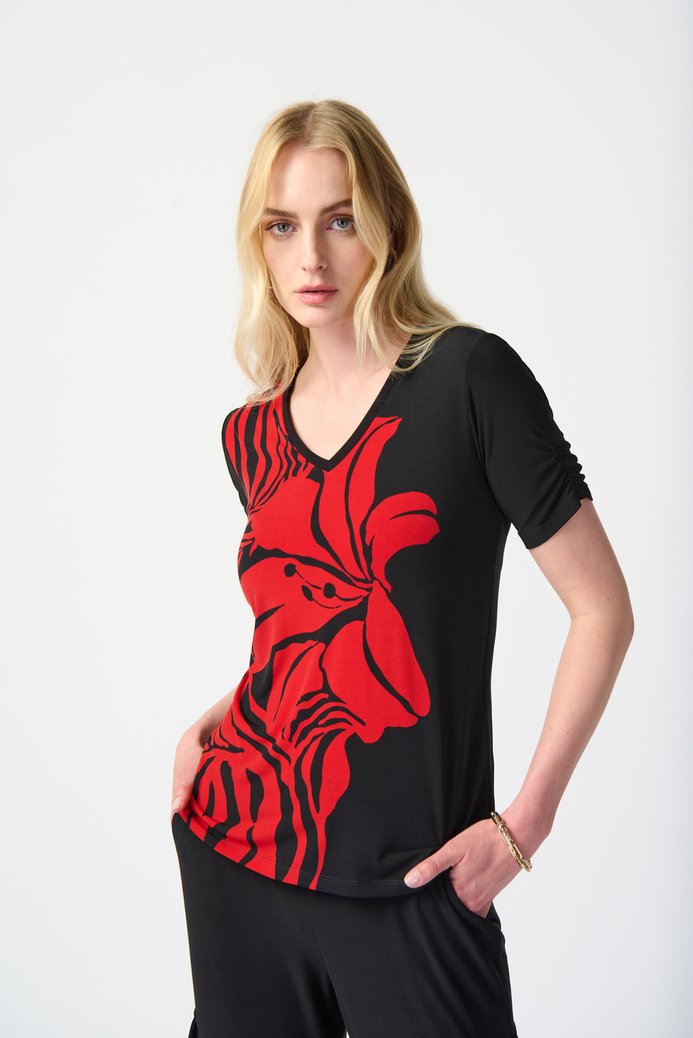 T-shirt fleuri, manches fronces modèle 241138. Black/red