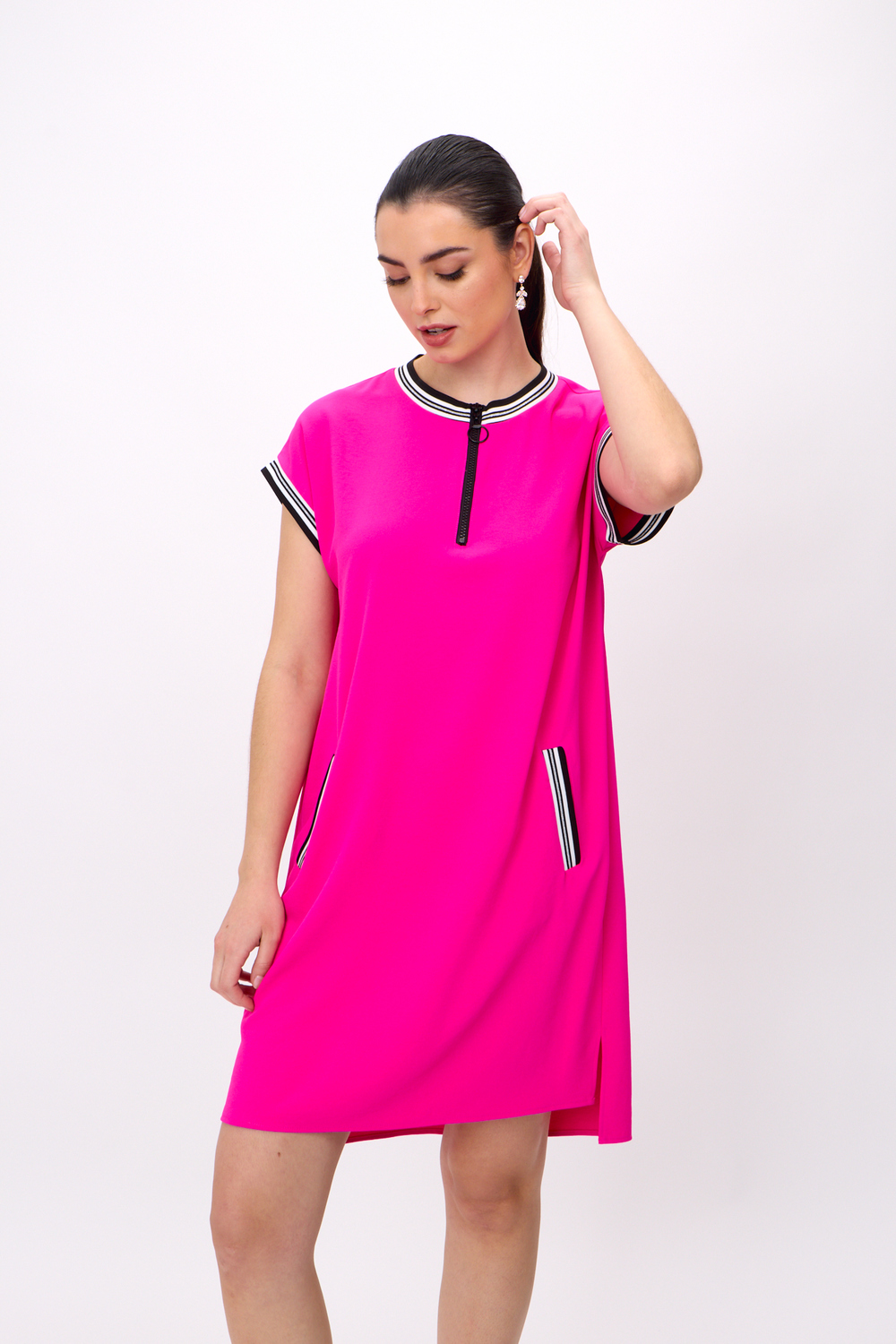 Robe t-shirt, bordures rayées modèle 241235. Ultra Pink