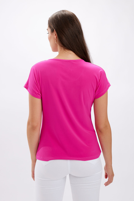 T-shirt fronc&eacute;, d&eacute;coration m&eacute;tallique mod&egrave;le 246009. Bright Pink. 3