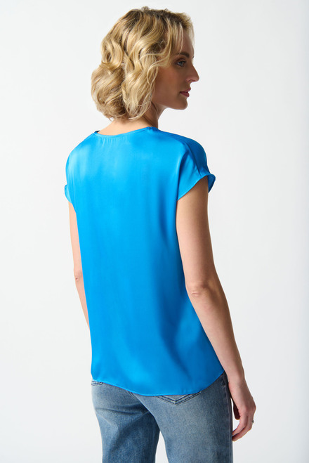 T-shirt satin&eacute;, col d&eacute;cor&eacute; mod&egrave;le 242123. French Blue. 2
