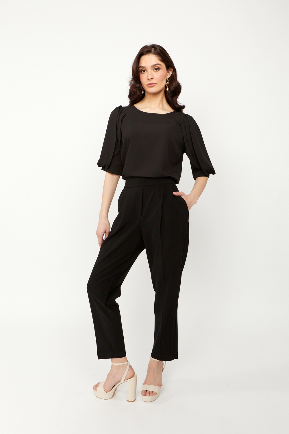 Cropped Pleated Pants Style 242193. Black