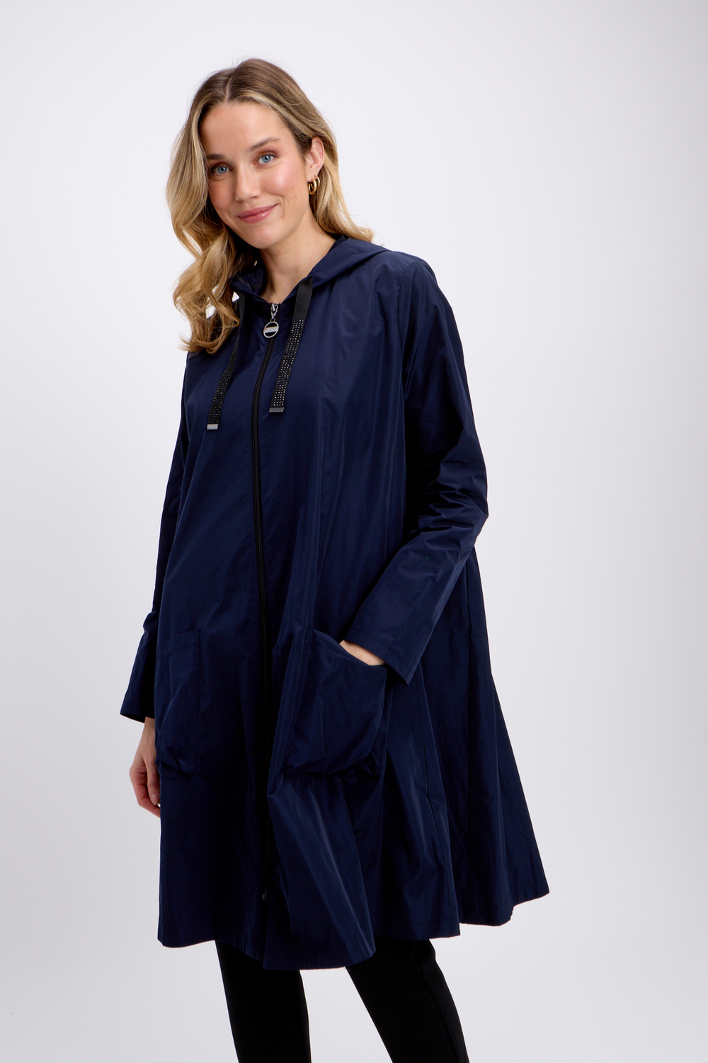 Manteau long évasé, zippé modèle 241068. Bleu Nuit