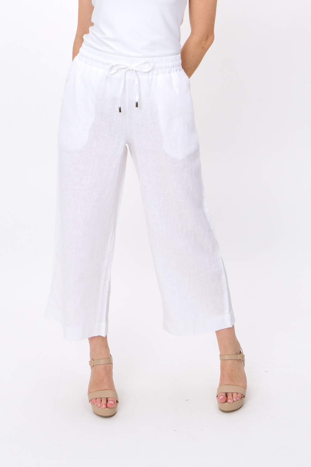Pantalon capri à jambes larges modèle 24253. Blanc