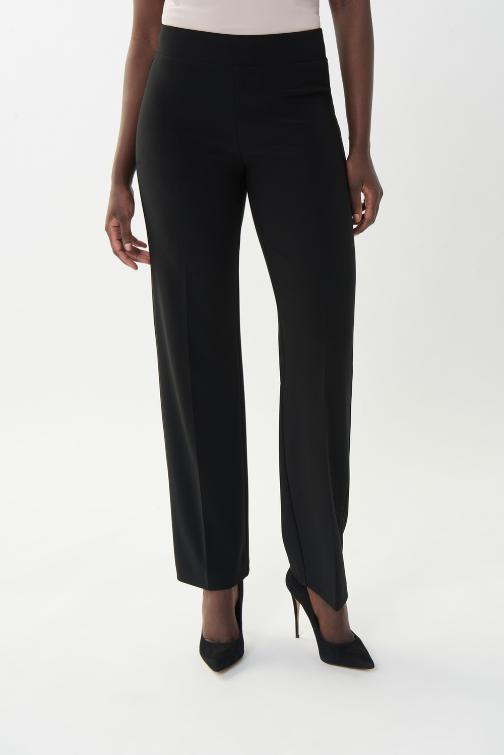 Pantalon droit, plis marqués Modèle 153088S24. Noir